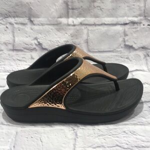 Crocs copper thong wedge sandals Sz 10